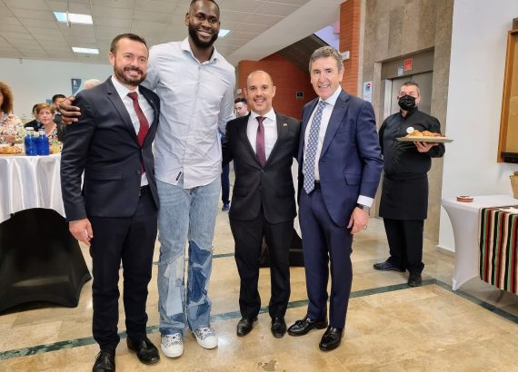 El jugador de la NBA Usman Garuba con autoridades en el Día de Castilla-La Mancha 2022